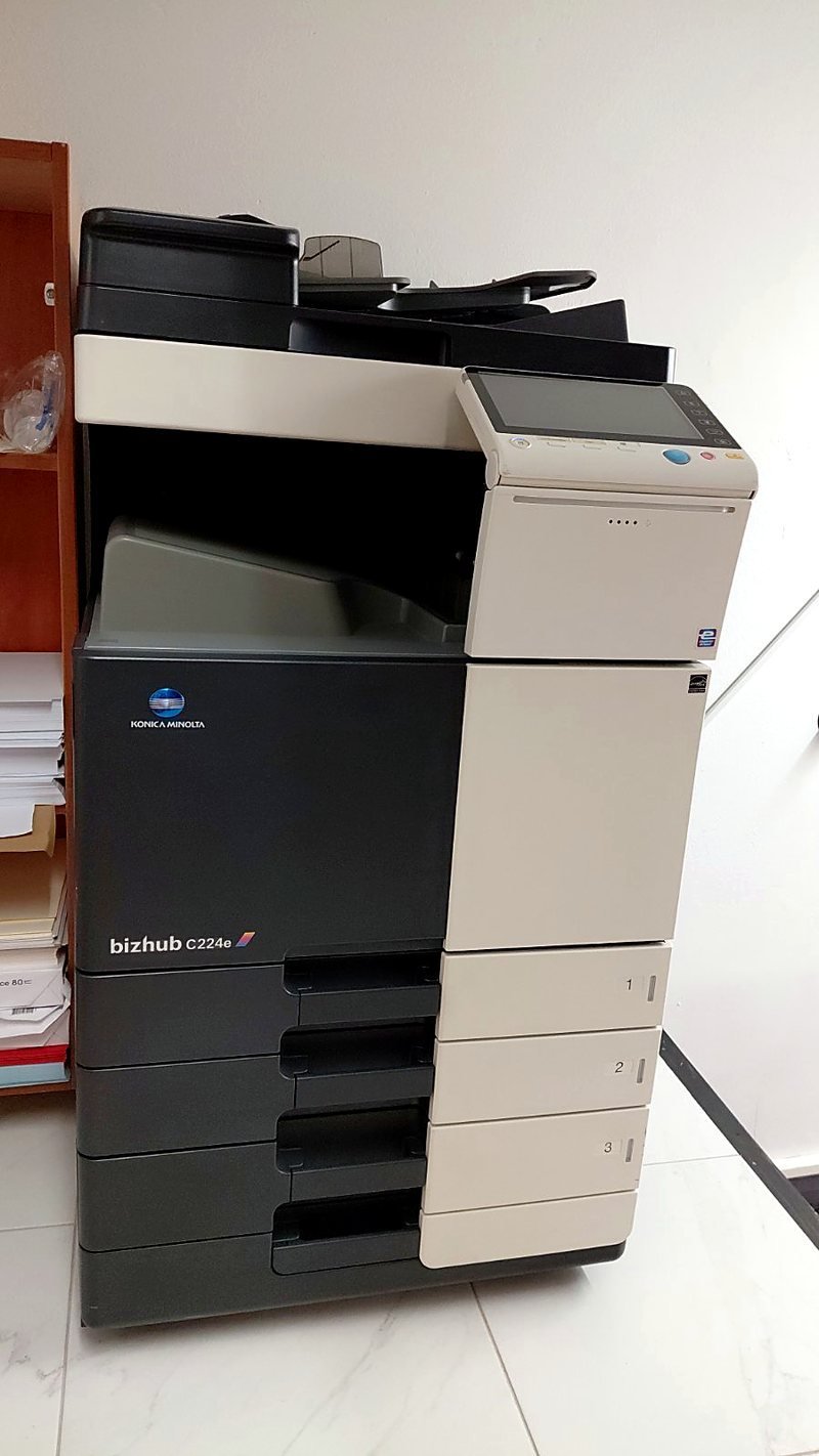 Ψηφιακό μηχάνημα εκτύπωσης Konica Minolta στο εργαστήριο